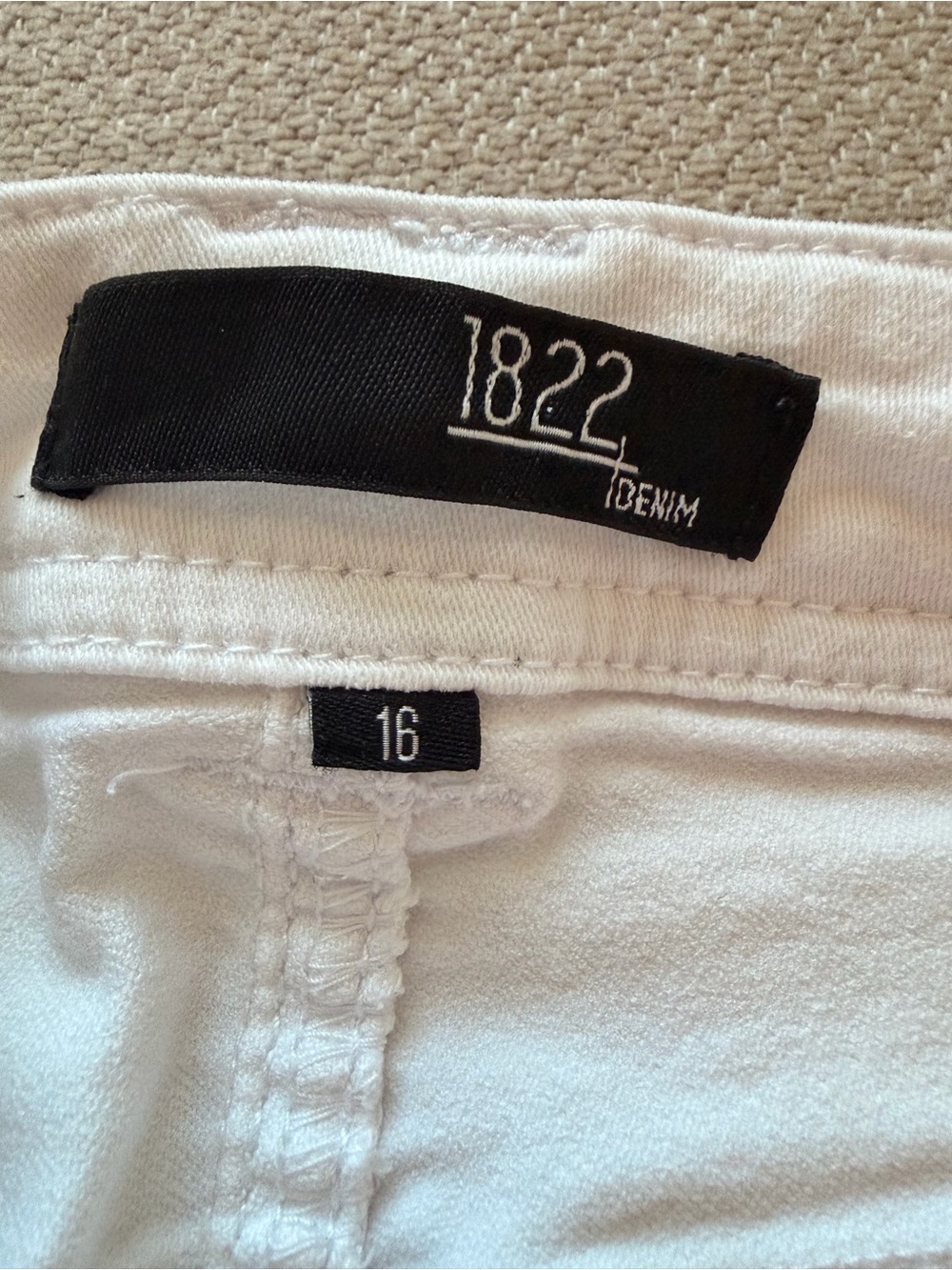 1822 Denim Classic White Women's Shorts - Picture 3 of 6